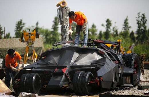 Chế tạo siêu xe của Batman từ 10 tấn sắt vụn